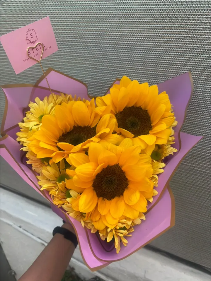 Ramo de girasoles en papel lila
