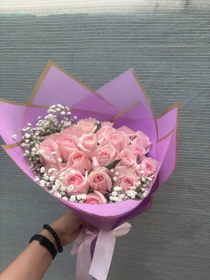 Ramo de rosas rosas con gypsophila